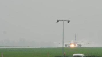 flugzeug beschleunigt vor dem abflug bei regnerischem wetter, internationaler flughafen almaty, kasachstan video