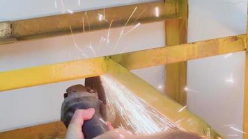 corte de metal con amoladora. muchas chispas vuelan en diferentes direcciones. video