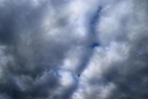 impresionantes formaciones de nubes oscuras justo antes de una tormenta eléctrica foto