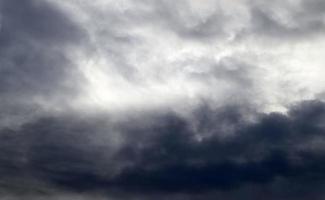 impresionantes formaciones de nubes oscuras justo antes de una tormenta eléctrica foto