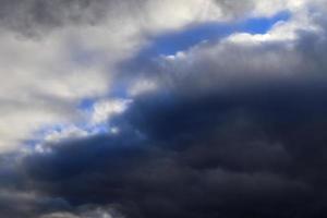 impresionantes formaciones de nubes oscuras justo antes de una tormenta eléctrica foto