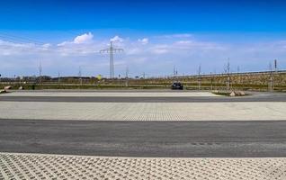 vista en perspectiva en una carretera europea en un día soleado. foto