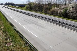 vista en perspectiva en una carretera europea en un día soleado. foto