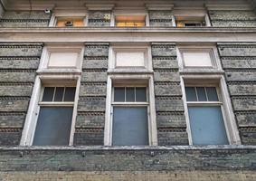 La arquitectura británica y las fachadas de los edificios residenciales de las calles de Londres, Reino Unido. foto