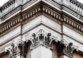 La arquitectura británica y las fachadas de los edificios residenciales de las calles de Londres, Reino Unido. foto