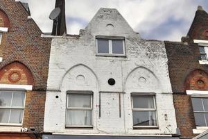 La arquitectura británica y las fachadas de los edificios residenciales de las calles de Londres, Reino Unido. foto