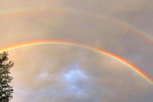 impresionantes arco iris dobles naturales más arcos supernumerarios vistos en un lago en el norte de Alemania foto