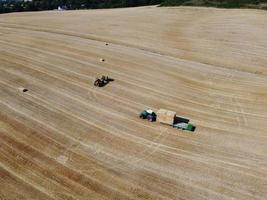 Granjas agrícolas y máquinas de trabajo en dunstable downs inglaterra foto