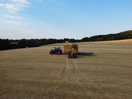 Granjas agrícolas y máquinas de trabajo en dunstable downs inglaterra foto