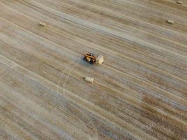 Granjas agrícolas y máquinas de trabajo en dunstable downs inglaterra foto