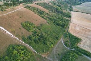 colinas del campo en el paisaje de inglaterra, imágenes de drones de alto ángulo de dunstable downs bedfordshire foto