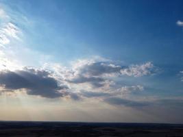 Nubes y cielo dramáticos en Dunstable Downs de Inglaterra foto