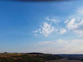 Nubes y cielo dramáticos en Dunstable Downs de Inglaterra foto