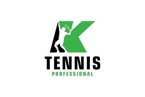 letra k con diseño de logotipo de silueta de jugador de tenis. elementos de plantilla de diseño vectorial para equipo deportivo o identidad corporativa. vector