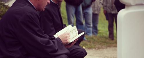 lectura del libro sagrado del corán por el imán en el funeral islámico foto