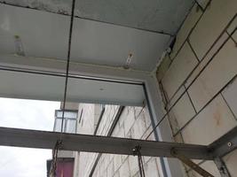 instaló ventanas de metal y plástico en el balcón de un edificio residencial foto