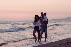 la familia joven feliz se divierte y vive un estilo de vida saludable en la playa. enfoque selectivo foto