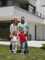 familia feliz con niños en el patio foto