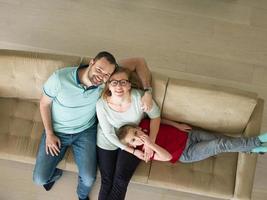 familia con niño pequeño disfruta en la sala de estar moderna foto