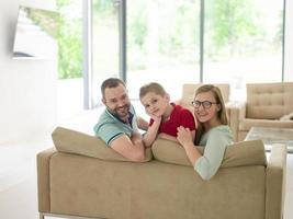 familia con niño pequeño disfruta en la sala de estar moderna foto
