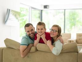 familia con niño pequeño disfruta en la sala de estar moderna foto