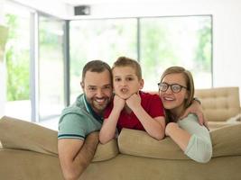 familia con niño pequeño disfruta en la sala de estar moderna foto