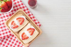 sándwich de panqueque crema fresca de fresa foto