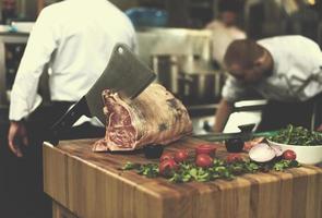 chef cortando un gran trozo de carne foto