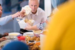 familia musulmana multiétnica moderna que tiene una fiesta de ramadán foto