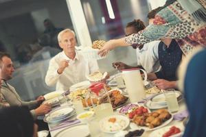 familia musulmana multiétnica moderna que tiene una fiesta de ramadán foto