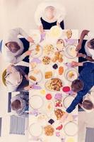 vista superior de la familia musulmana multiétnica moderna que tiene una fiesta de ramadán foto