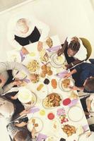 vista superior de la familia musulmana multiétnica moderna que tiene una fiesta de ramadán foto