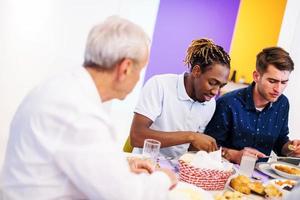 hombre negro disfrutando de la cena iftar con la familia foto