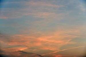 hermosa luz del atardecer y nubes y un rastro del avión. paisaje de puesta de sol de noche en verano. foto