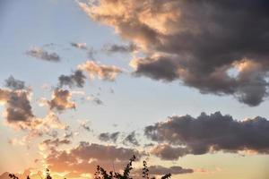 Explosivo jugoso atardecer rojo y azul. hermoso paisaje al atardecer con nubes de colores. foto