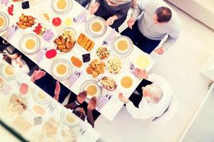 vista superior de la familia musulmana moderna que tiene una fiesta de ramadán foto