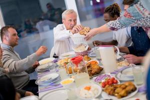 familia musulmana multiétnica moderna que tiene una fiesta de ramadán foto