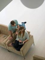 pareja relajándose en casa con tabletas foto