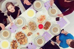 cena iftar familia musulmana junta durante una fiesta de ramadán en la vista superior de casa foto