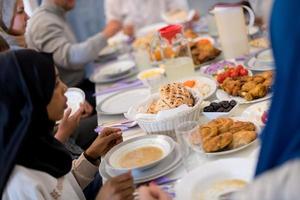 familia musulmana multiétnica moderna que tiene una fiesta de ramadán foto