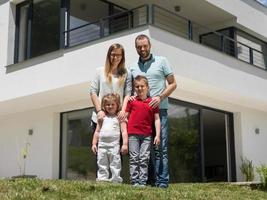 familia feliz con niños en el patio foto