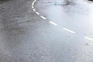 superficie mojada de la carretera de dos carriles después de la lluvia de otoño foto