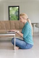 mujeres jóvenes que usan una computadora portátil en el piso foto