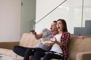 pareja joven y guapa disfrutando del tiempo libre foto