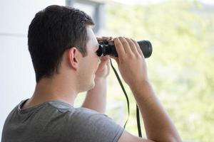 hombre con binoculares foto