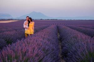 pareja en campo de lavanda foto