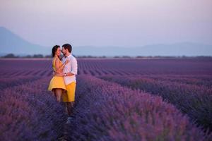 pareja en campo de lavanda foto