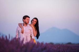 pareja en campo de lavanda foto