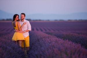 pareja en campo de lavanda foto