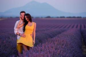 pareja en campo de lavanda foto